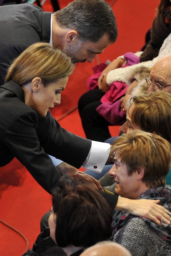 (10-11-2014) Don Felipe y Doña Letizia viajaron a Murcia para consolar a las familias del fatídico accidente.