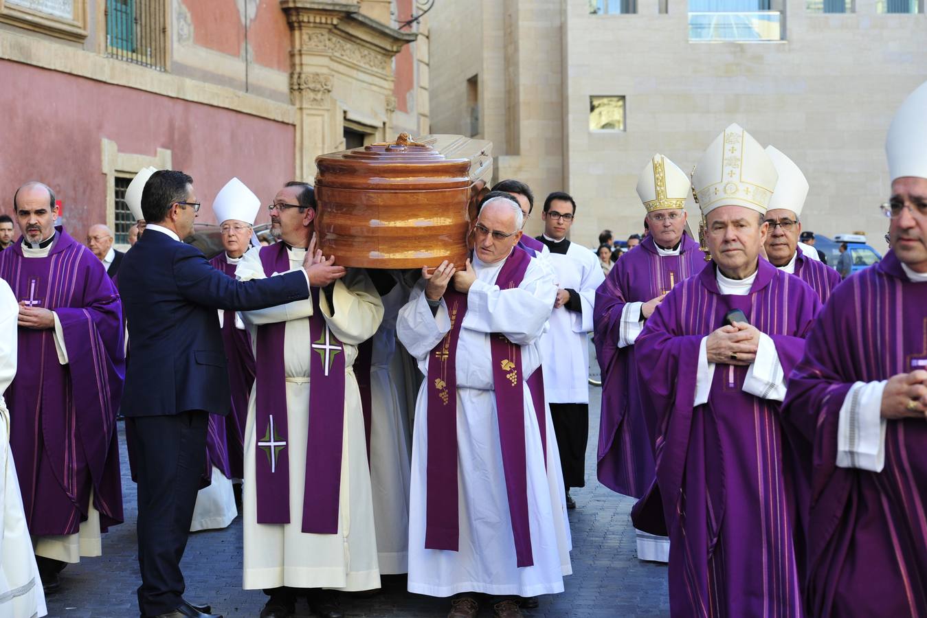 Multitudinario adiós al obispo Javier Azagra