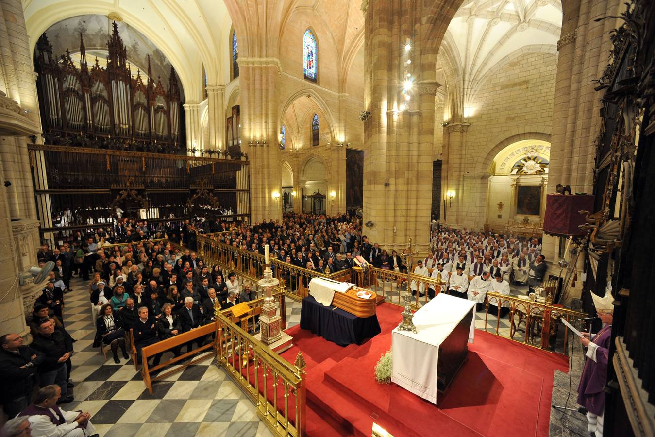 Multitudinario adiós al obispo Javier Azagra