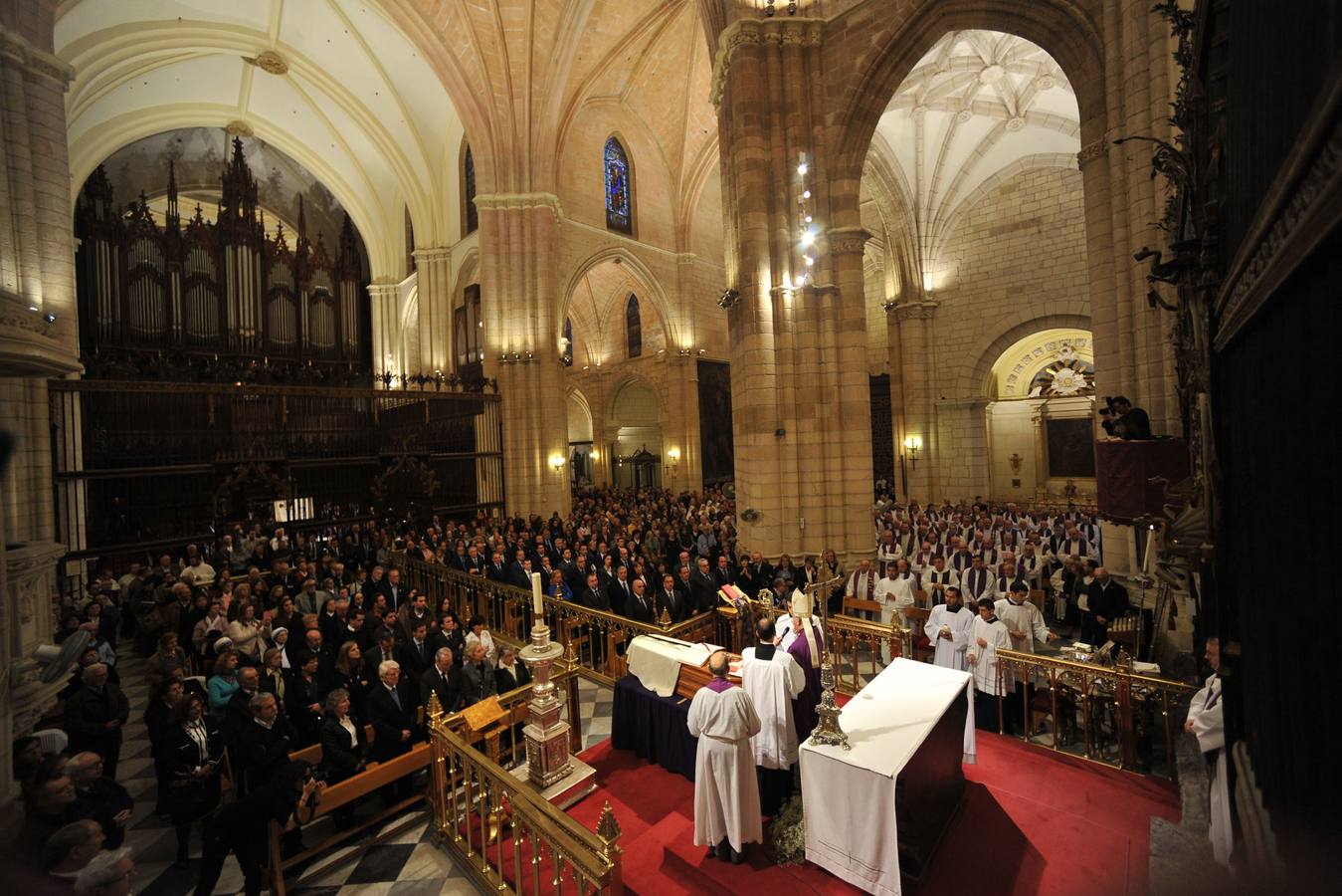 Multitudinario adiós al obispo Javier Azagra