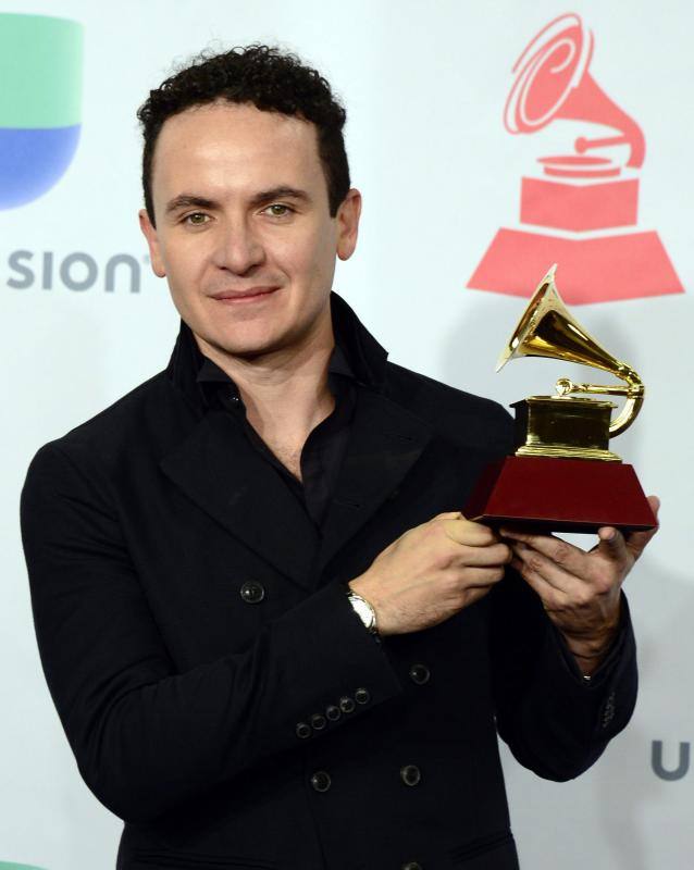 El colombiano Fonseca sostiene su Grammy Latino por Mejor Álbum Tradicional Pop Vocal.