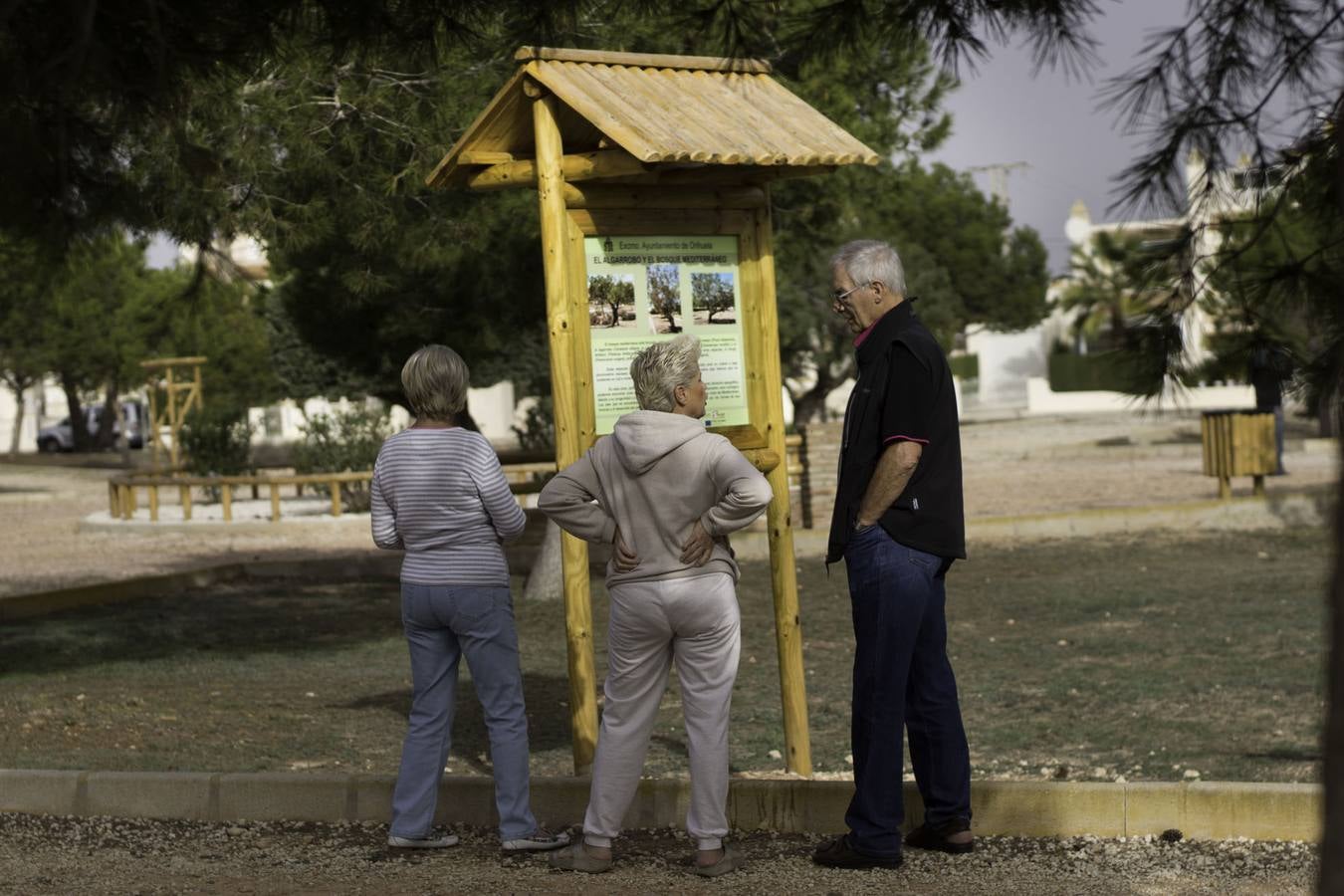 Vecinos en el parque rehabilitado de Villamartín