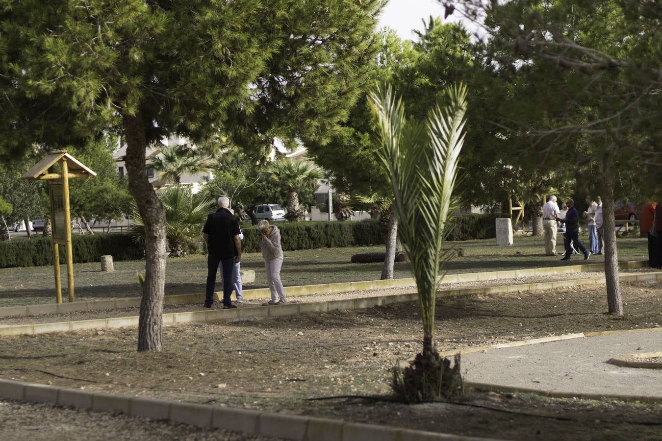 Vecinos en el parque rehabilitado de Villamartín