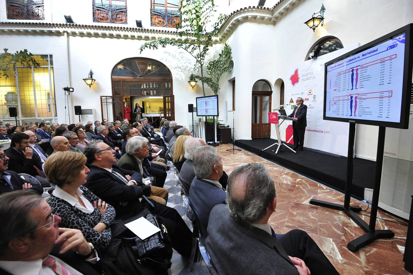 Mariano Barbacid participa en el Foro Nueva Murcia