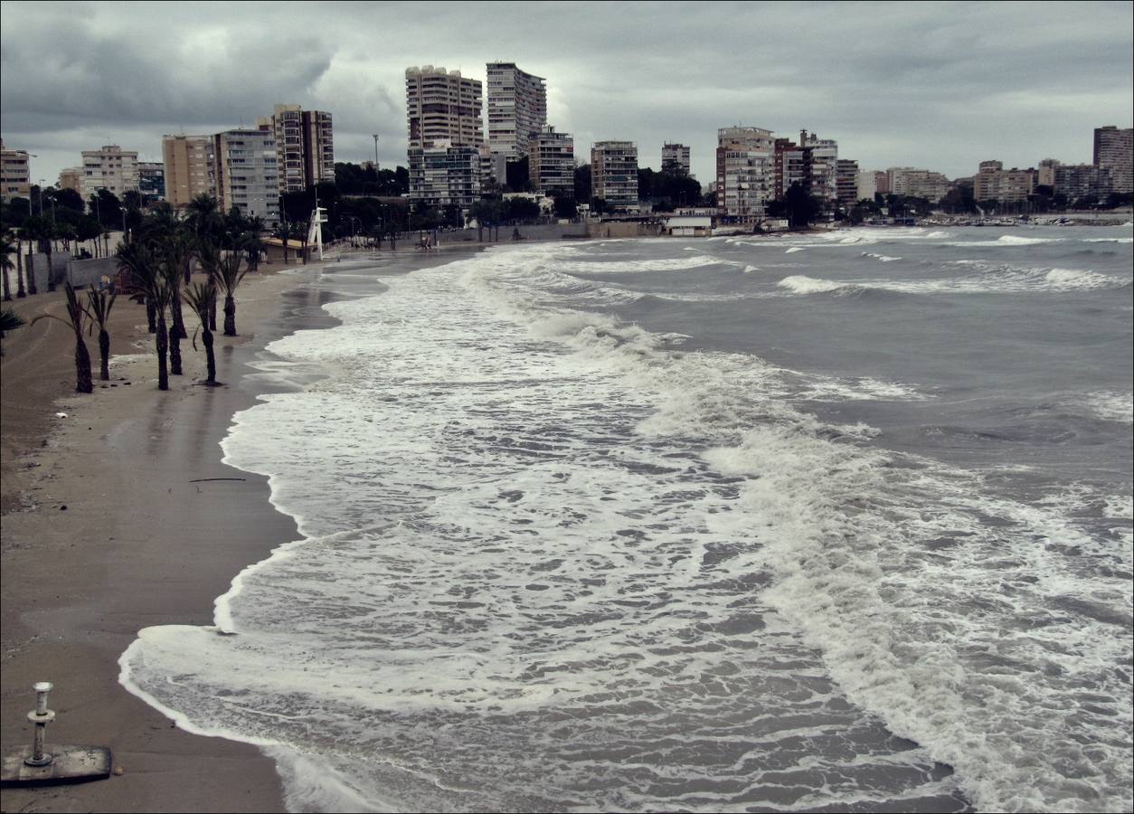 El temporal marítimo devora la playa de la Albufereta en Alicante