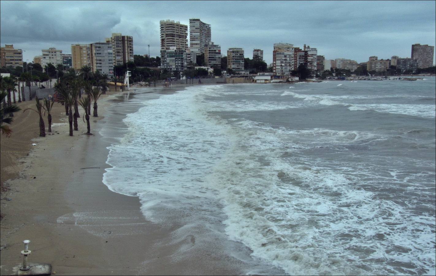 El temporal marítimo devora la playa de la Albufereta en Alicante