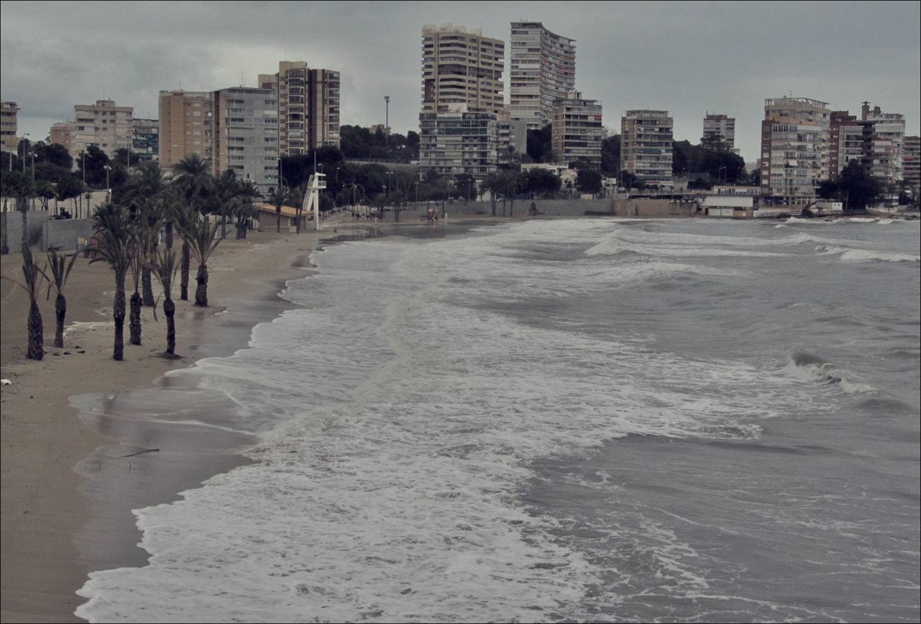 El temporal marítimo devora la playa de la Albufereta en Alicante