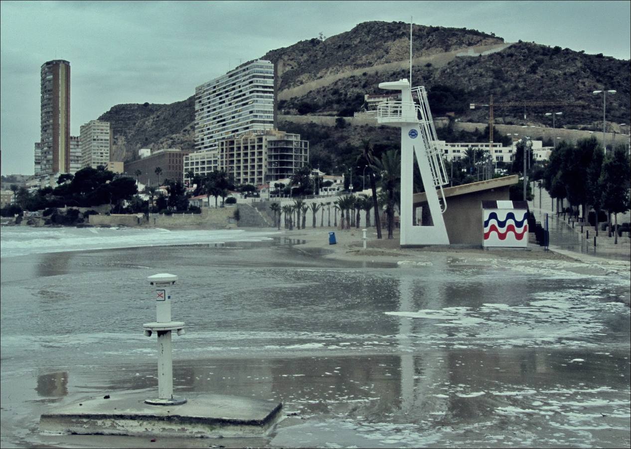 El temporal marítimo devora la playa de la Albufereta en Alicante