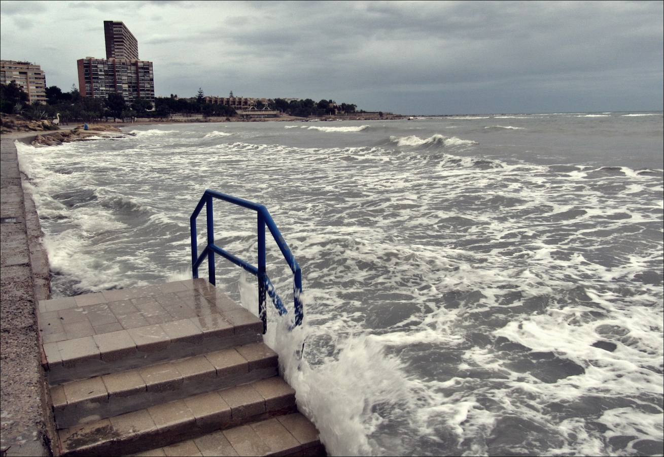 El temporal marítimo devora la playa de la Albufereta en Alicante