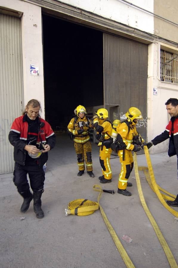 Incendio en una nave junto al Travalón