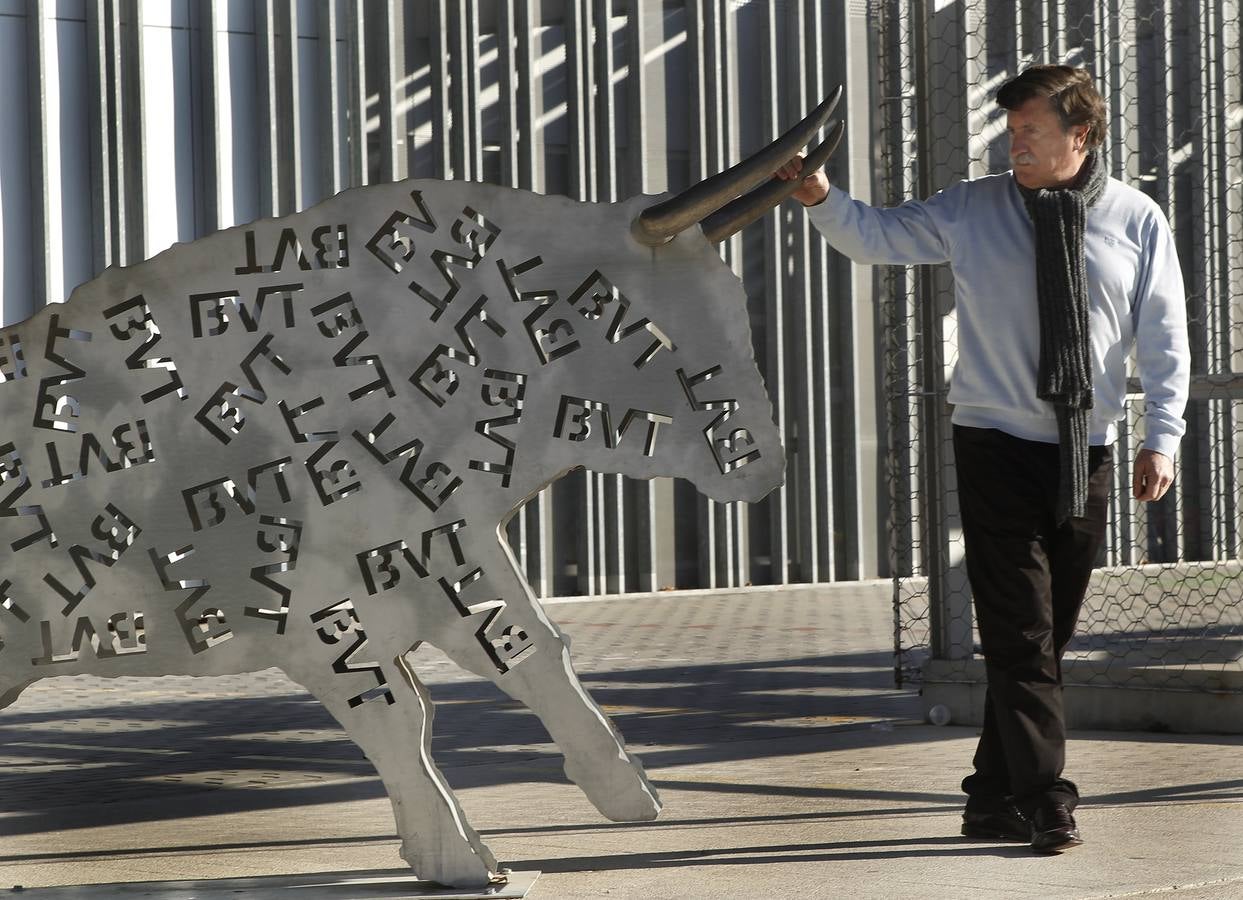 El alcalde de Blanca, Rafael Laorden, del PP, junto a la escultura de un toro diseñada por él.