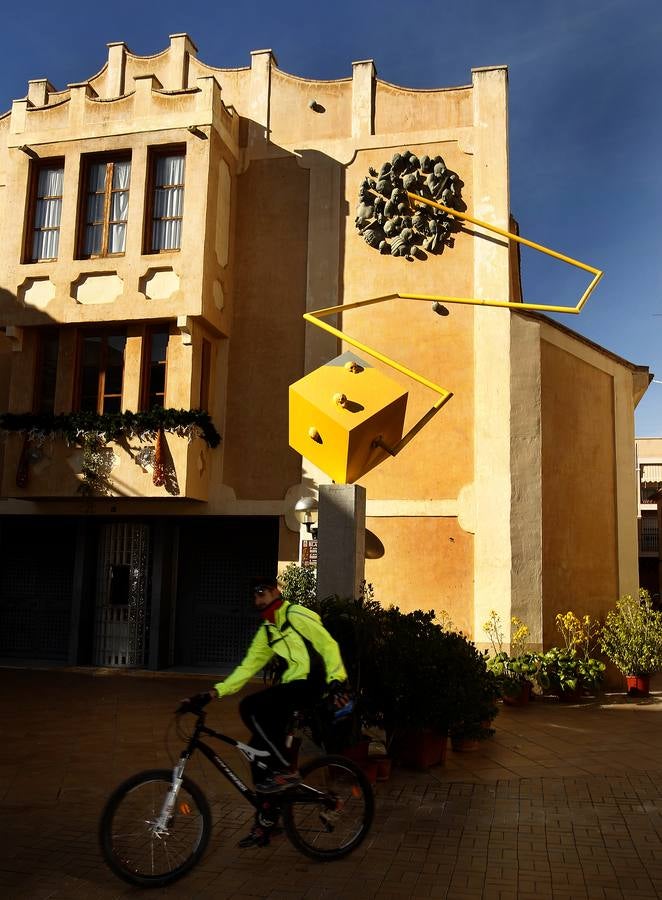 Instalación escultórica del yeclano Lidó Rico, en la fachada y la plaza del Teatro Victoria.