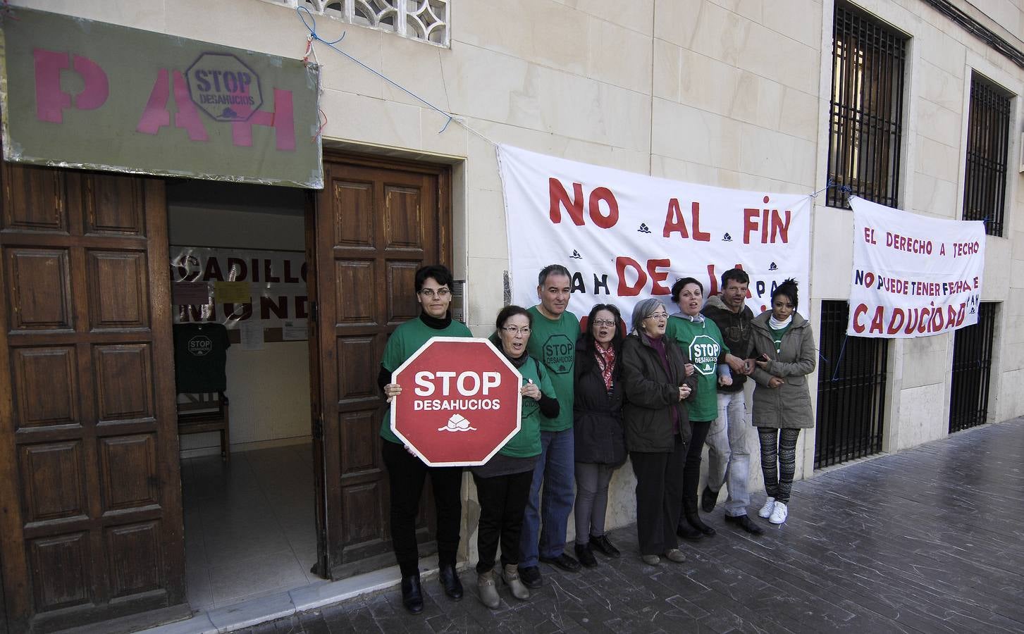 Miembros de la PAH de Elche se encierran dos días