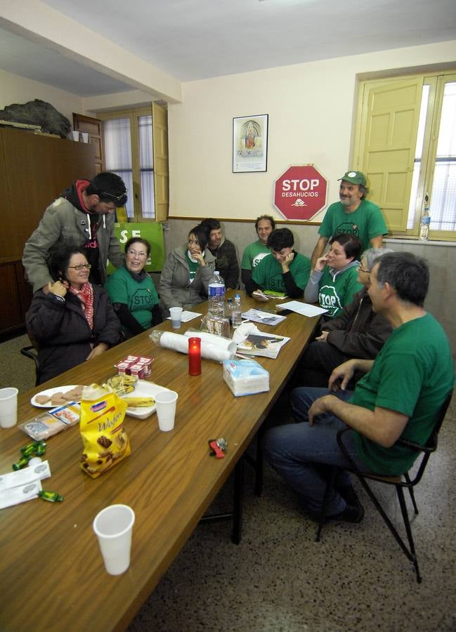 Miembros de la PAH de Elche se encierran dos días