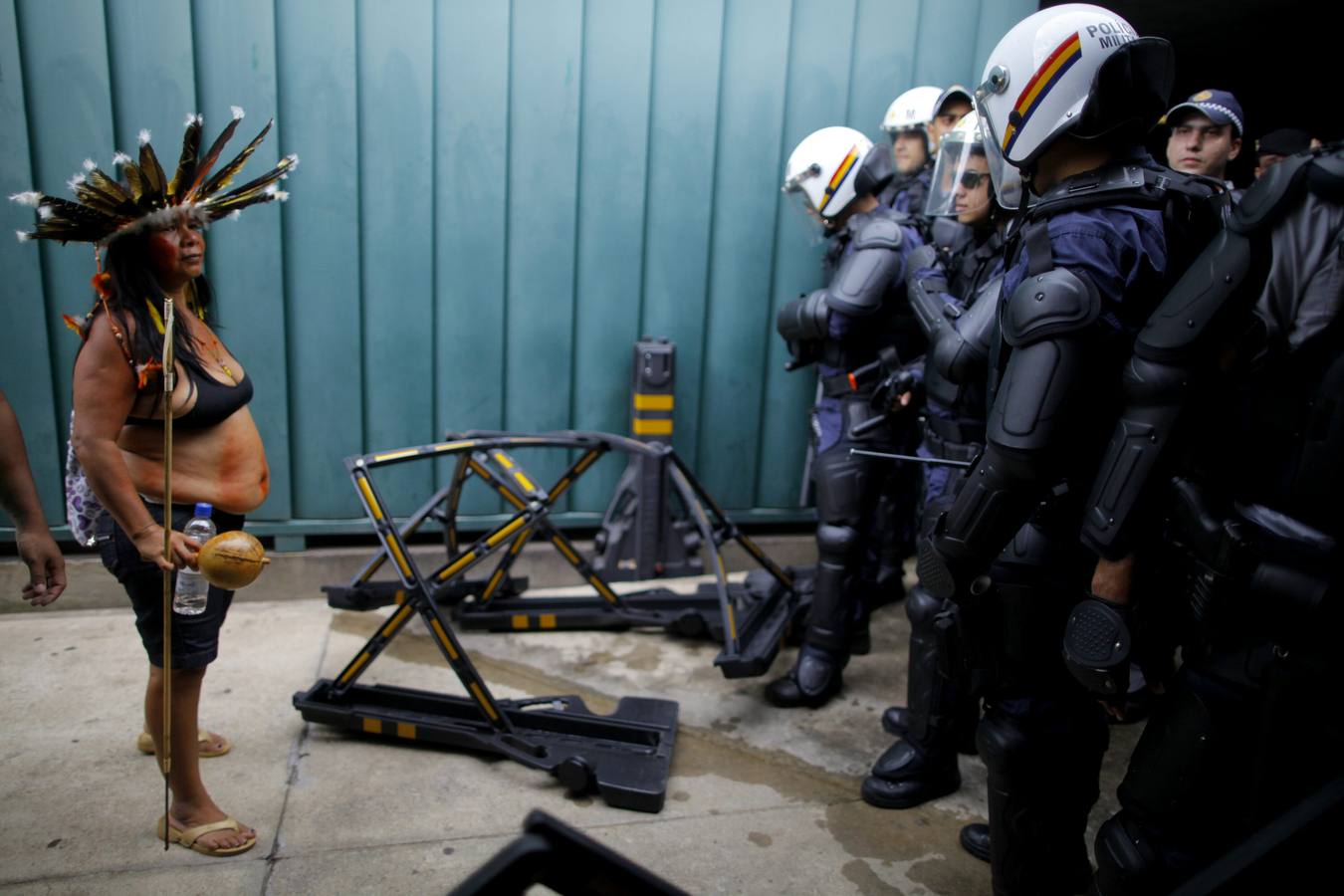 Los indígenas protestan ante el Congreso Brasileño