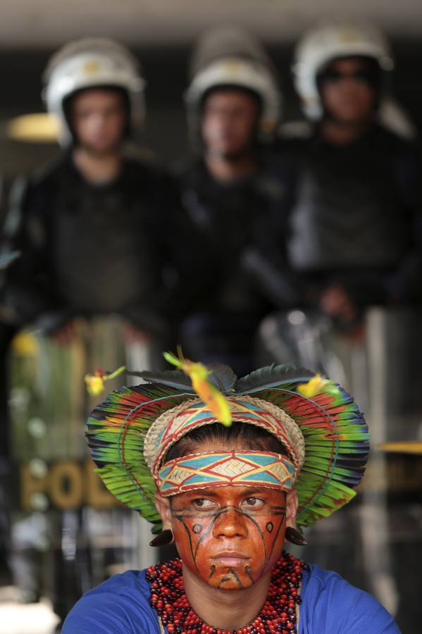 Los indígenas protestan ante el Congreso Brasileño