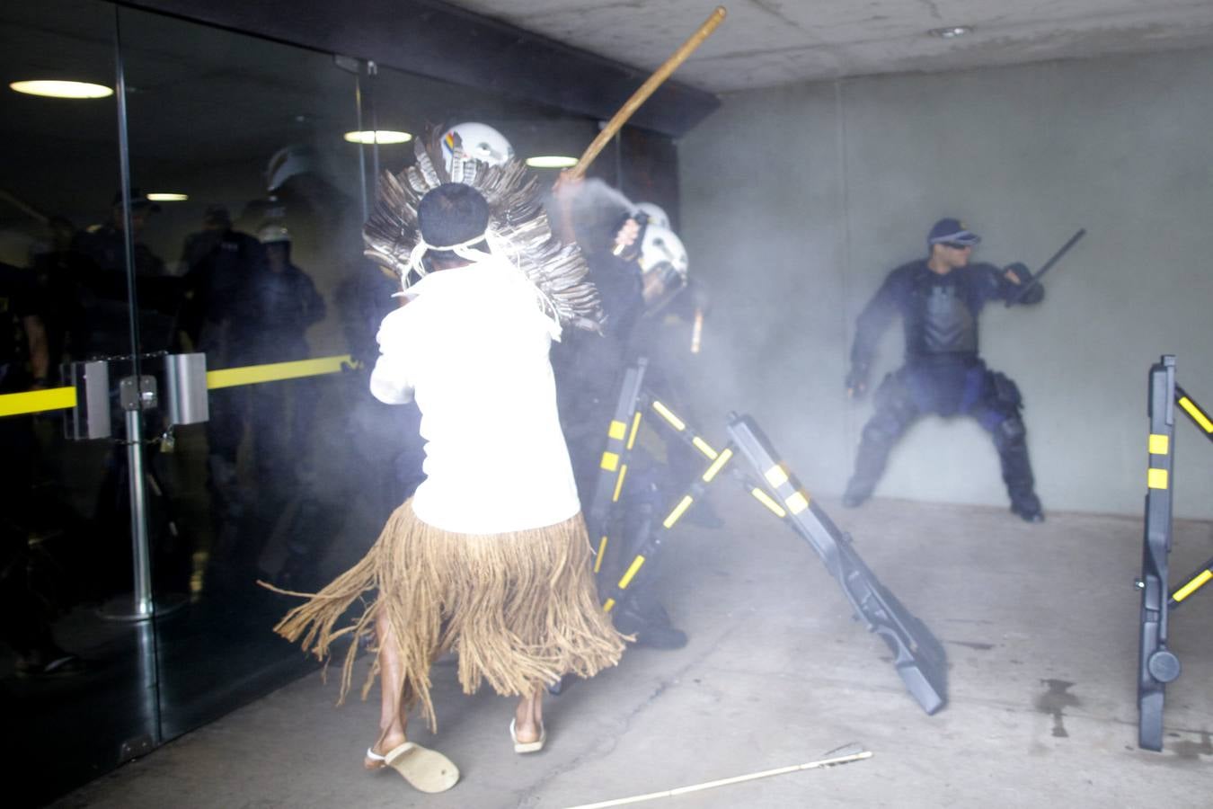 Los indígenas protestan ante el Congreso Brasileño