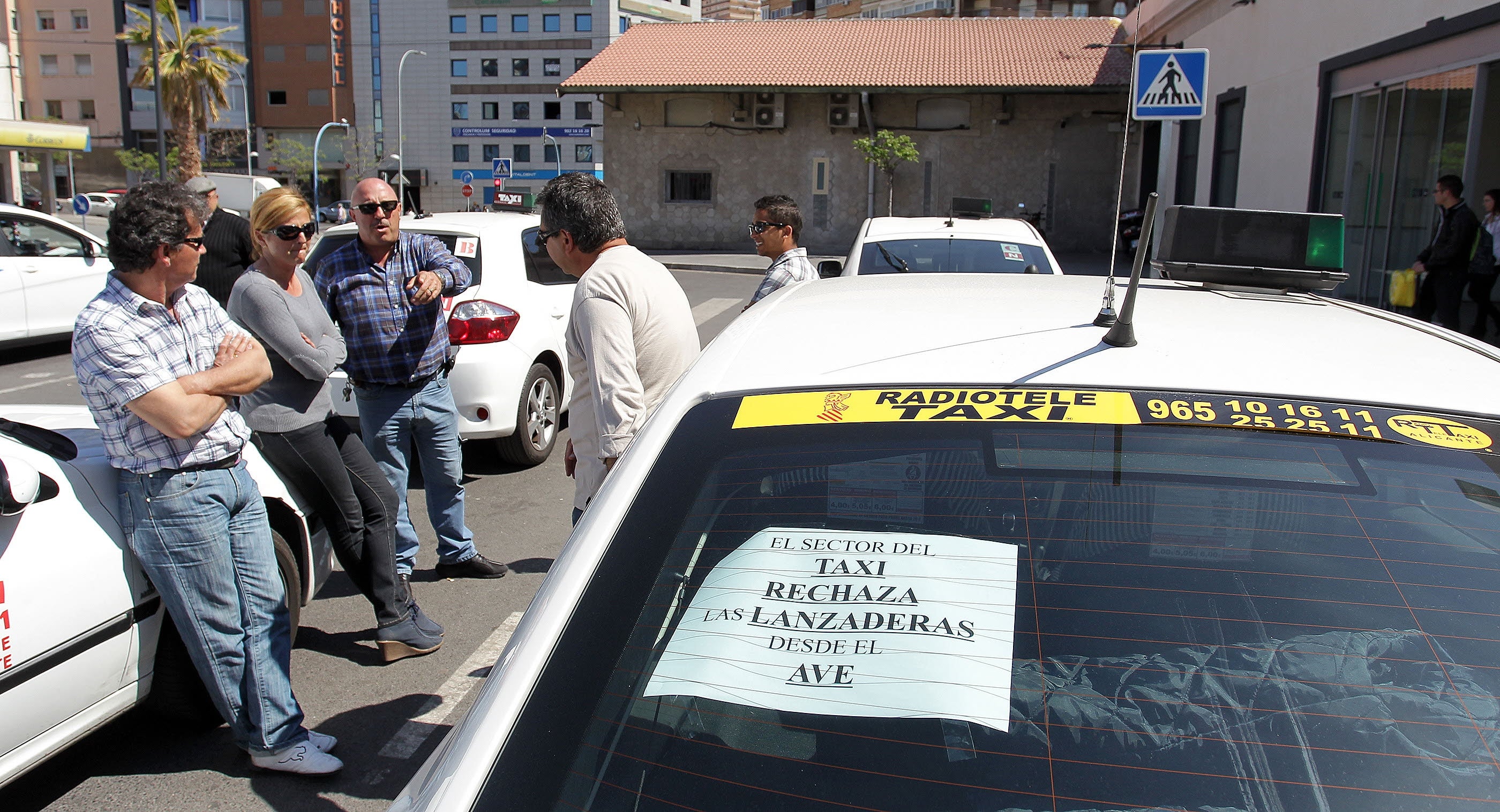 ABRIL. Polémica por la puesta en marcha o no de autobuses que conecten la estación del AVE con Benidorm llegó al colectivo de taxistas.