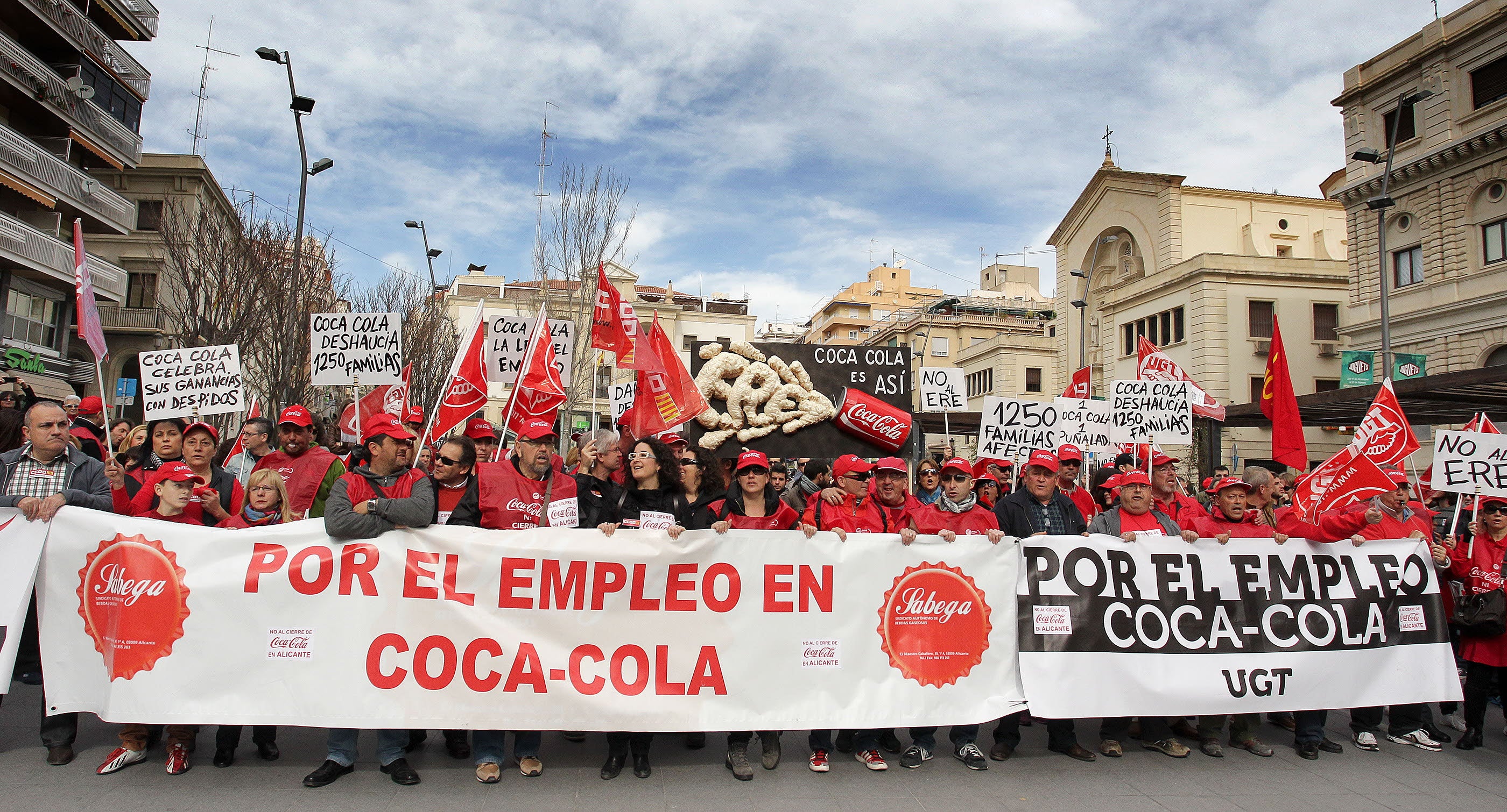 FEBRERO. Los trabajadores de Coca-Cola de Alicante se manifiestan en las calles por el cierre de la planta y el ERE.