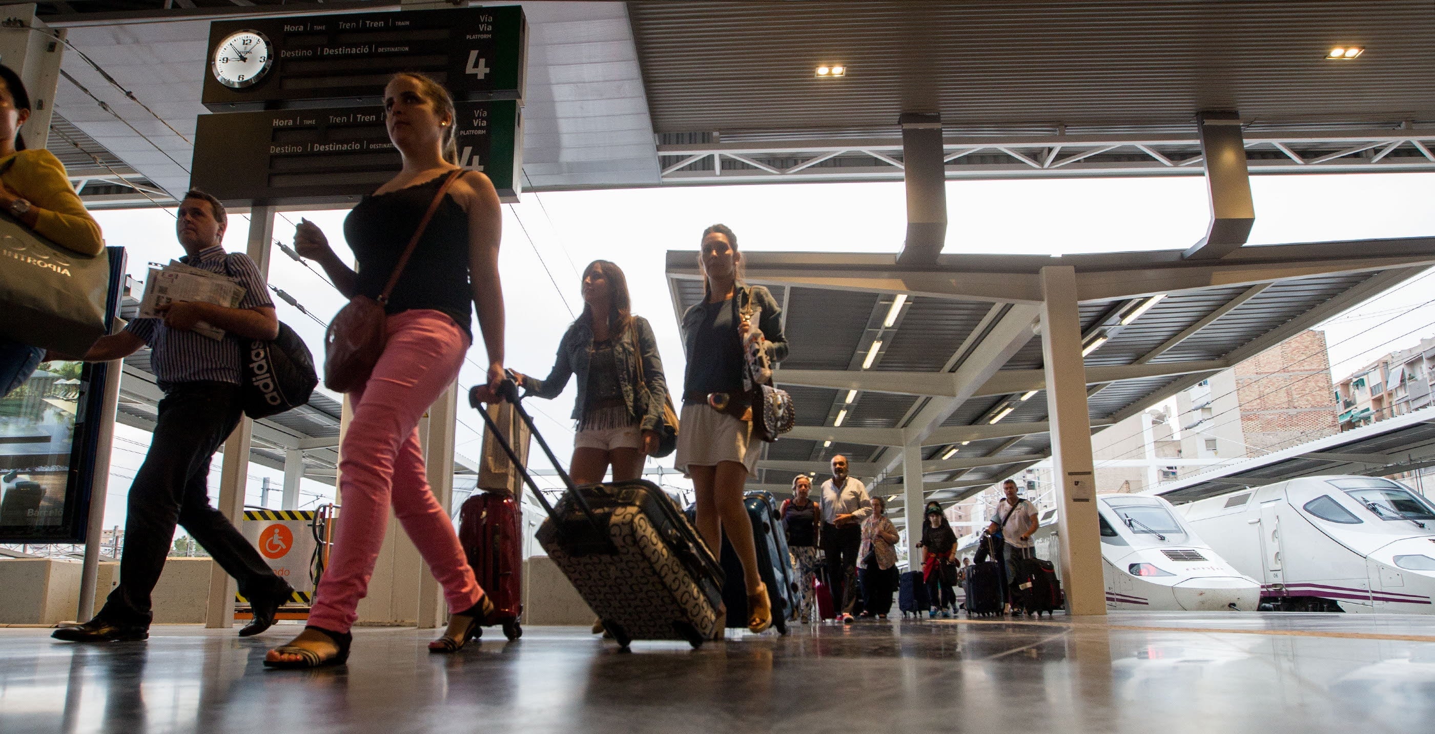 JUNIO. La línea del AVE Alicante-Madrid cumplió su primer aniversario celebrando su 1,4 millones de usuarios.