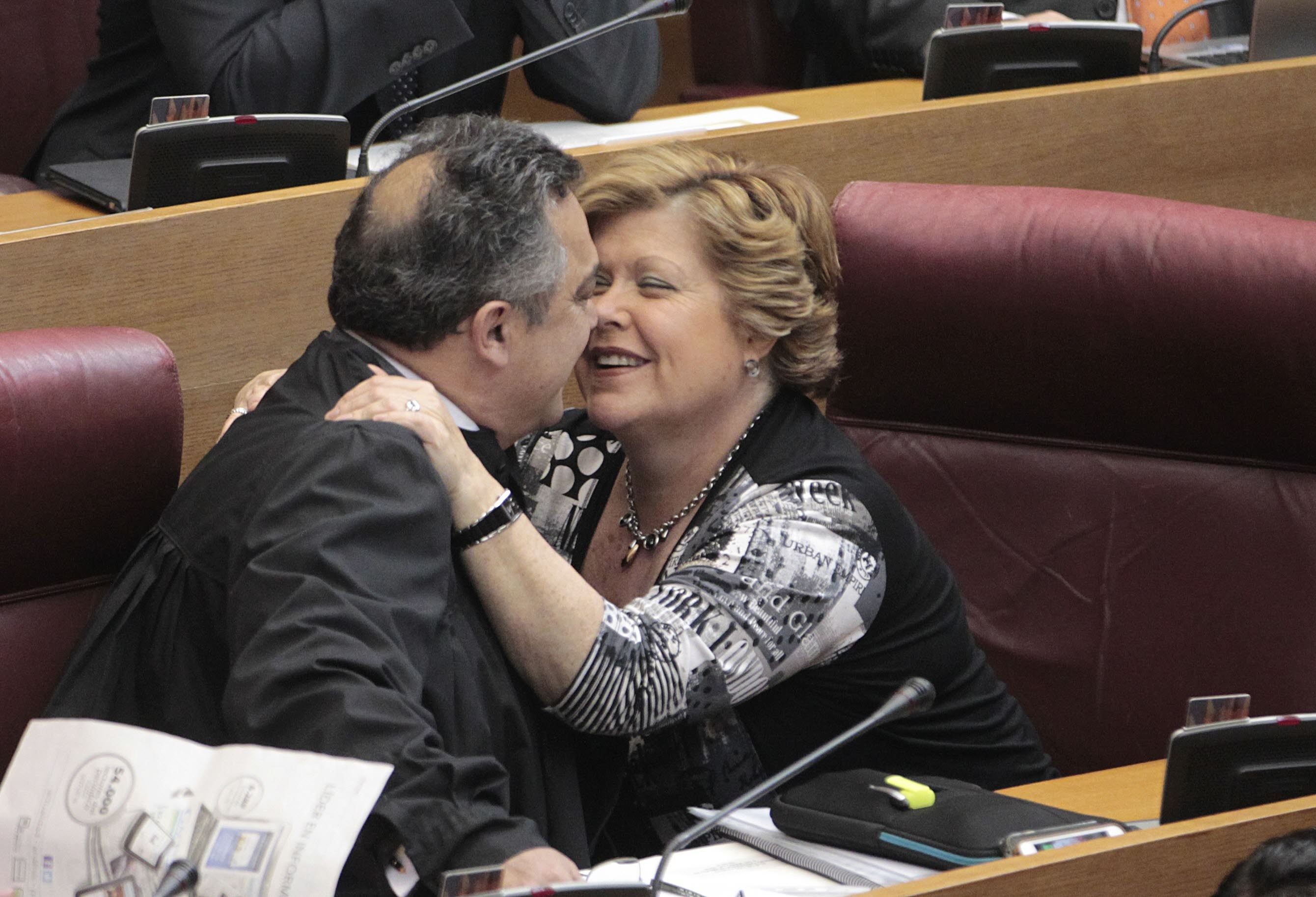 MARZO. Milagrosa Martínez saludaba a Andrés Ballester en su último pleno como diputada en Les Corts.