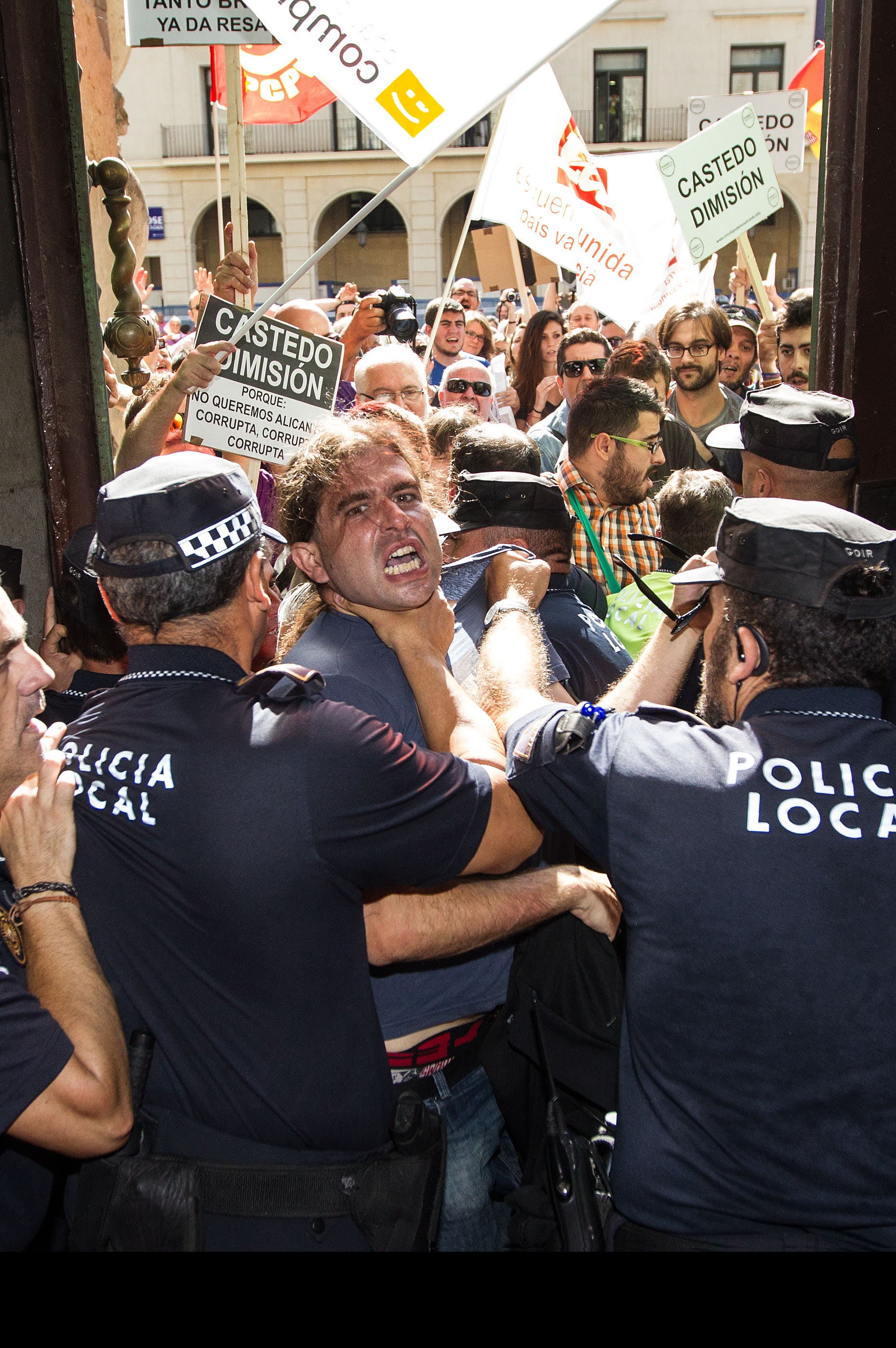 OCTUBRE. Empujones en el consitorio exigiendo la dimisión de la alcaldesa, Sonia Castedo.