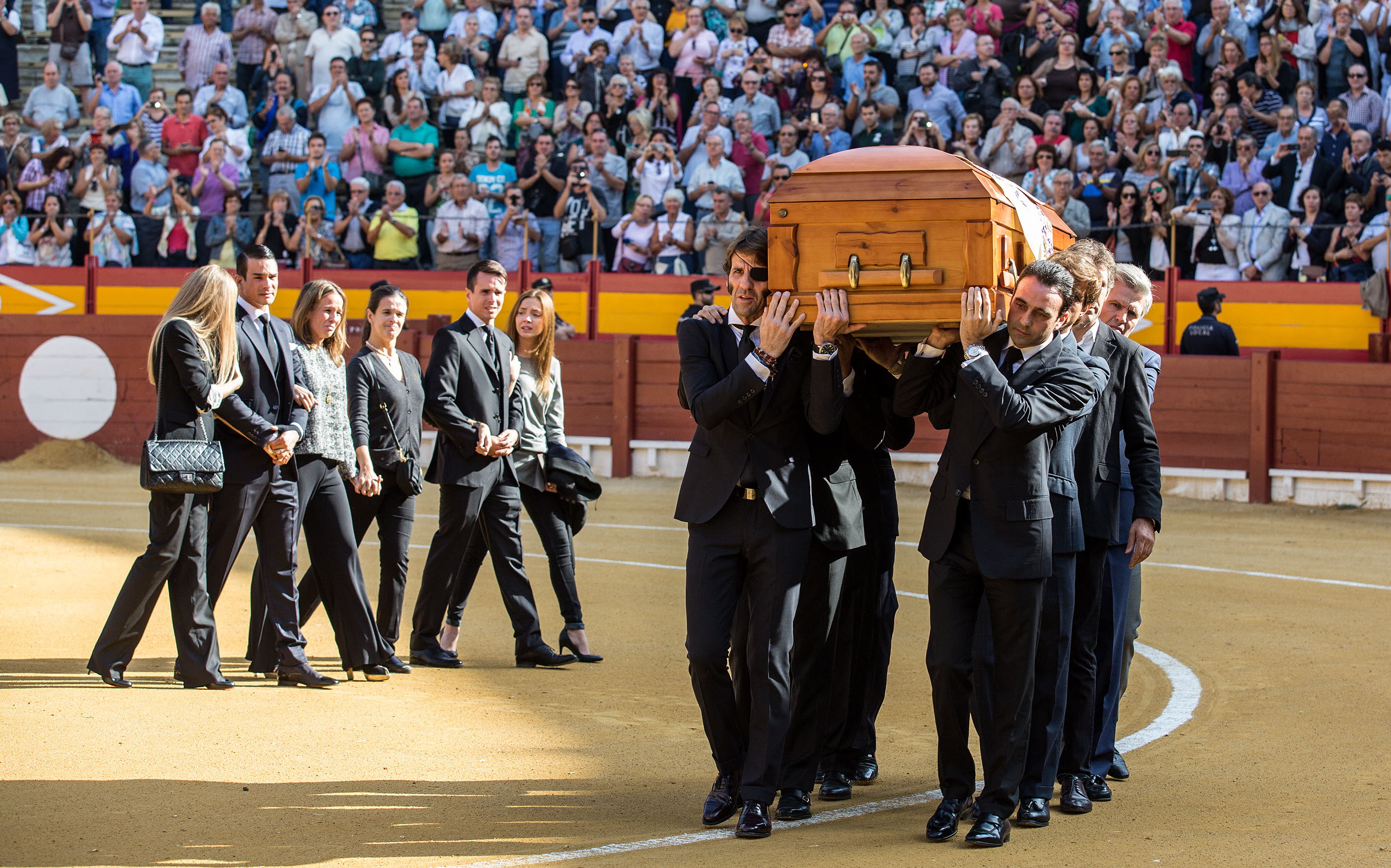 OCTUBRE. Despedida a Manzanares que falleció en su finca de Extremadura y miles de personas pasaron por la capilla ardiente de la Plaza de Toros.