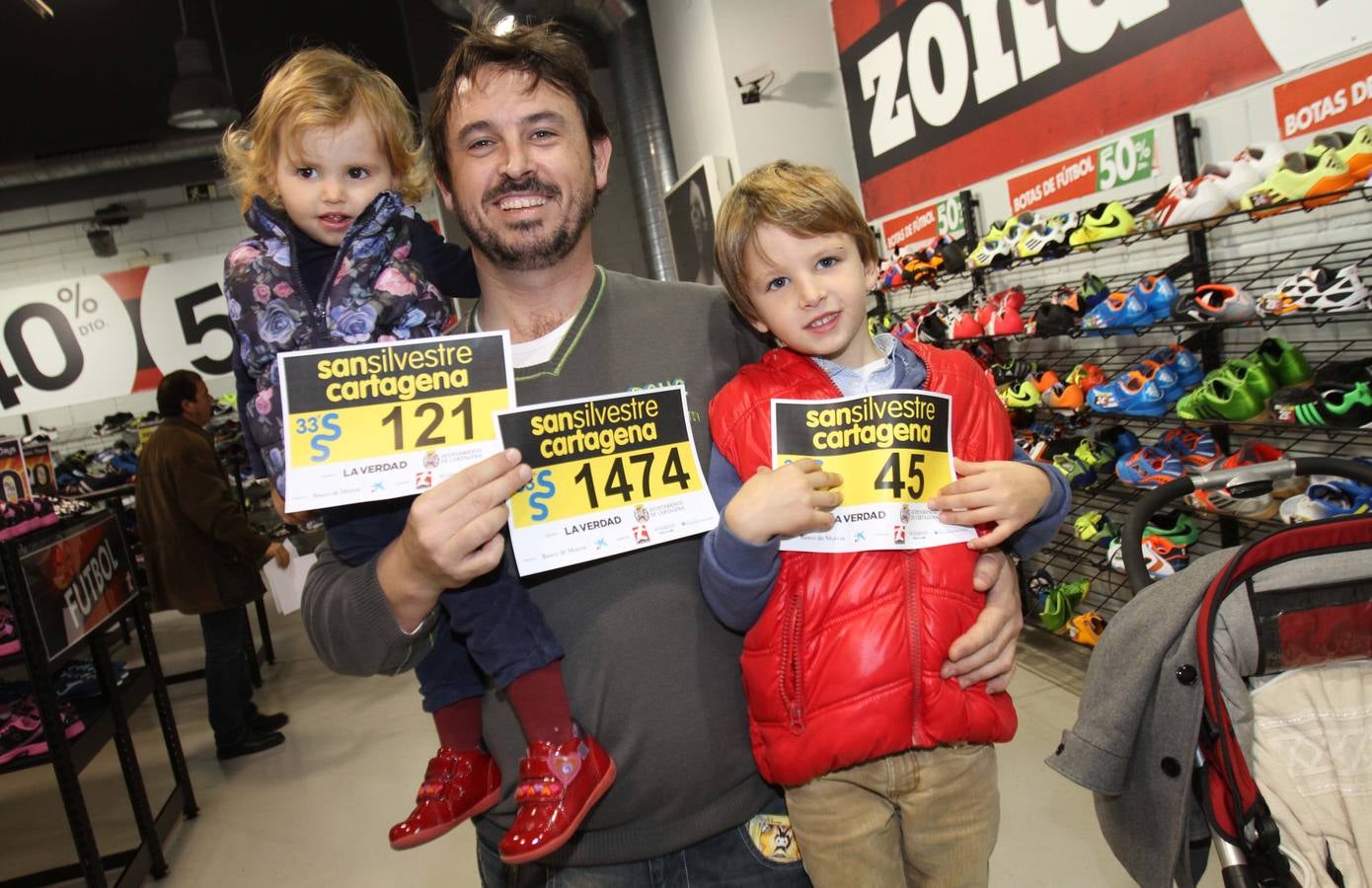 Pequeños y mayores recogen sus dorsales para la San Silvestre de Cartagena