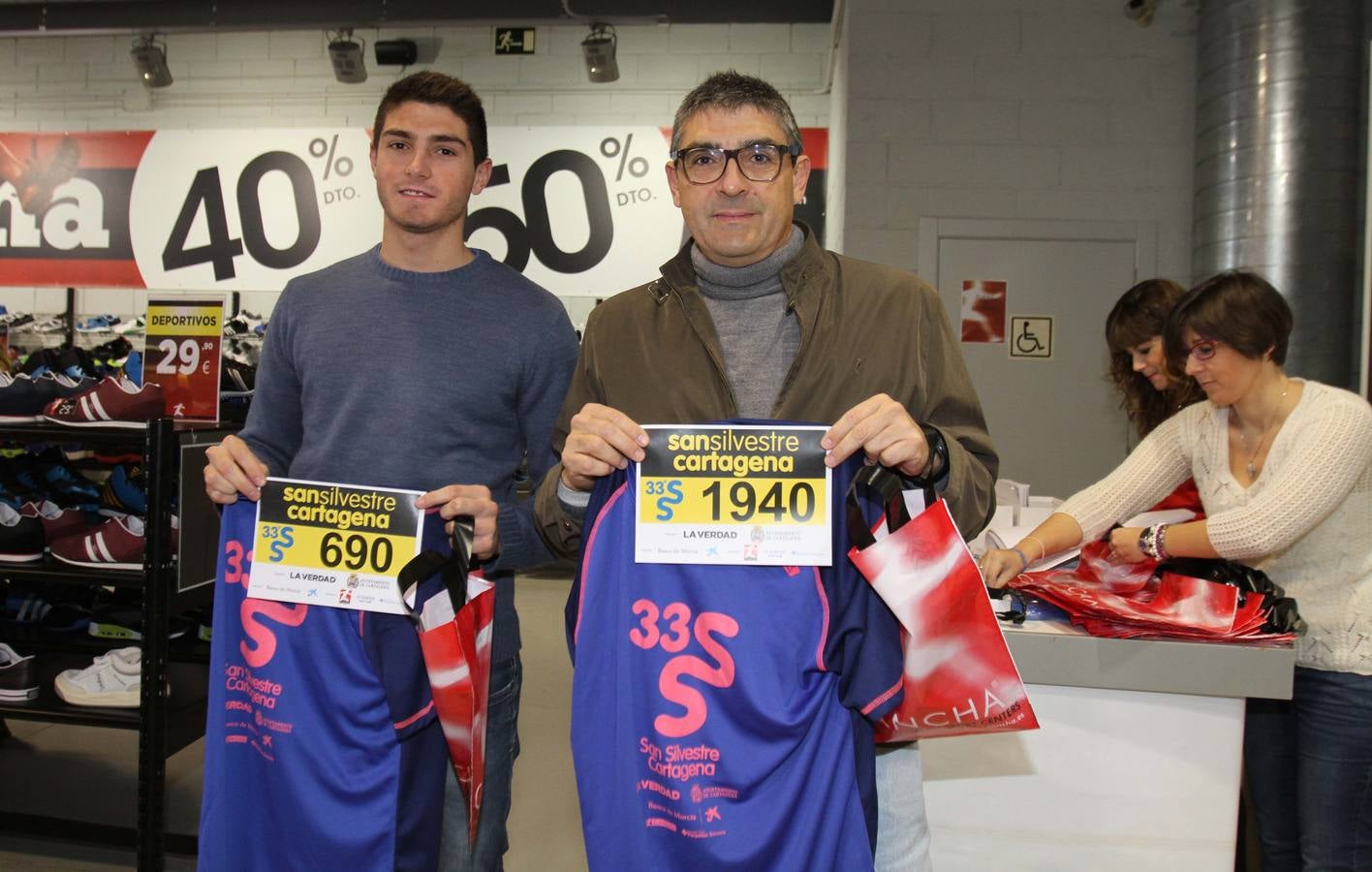 Pequeños y mayores recogen sus dorsales para la San Silvestre de Cartagena