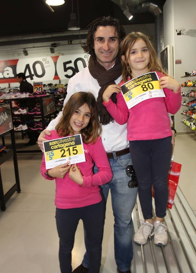 Pequeños y mayores recogen sus dorsales para la San Silvestre de Cartagena