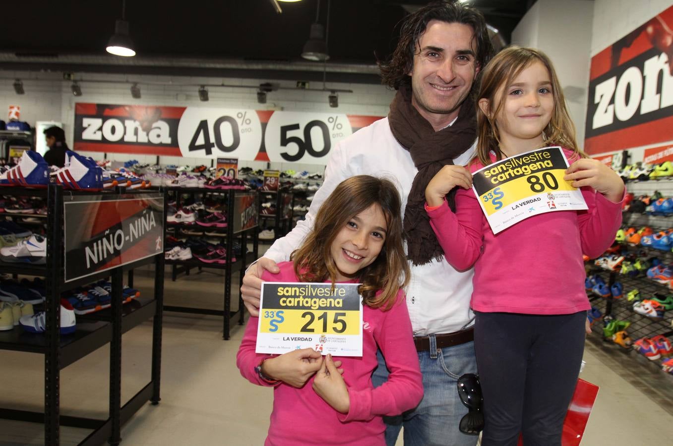 Pequeños y mayores recogen sus dorsales para la San Silvestre de Cartagena