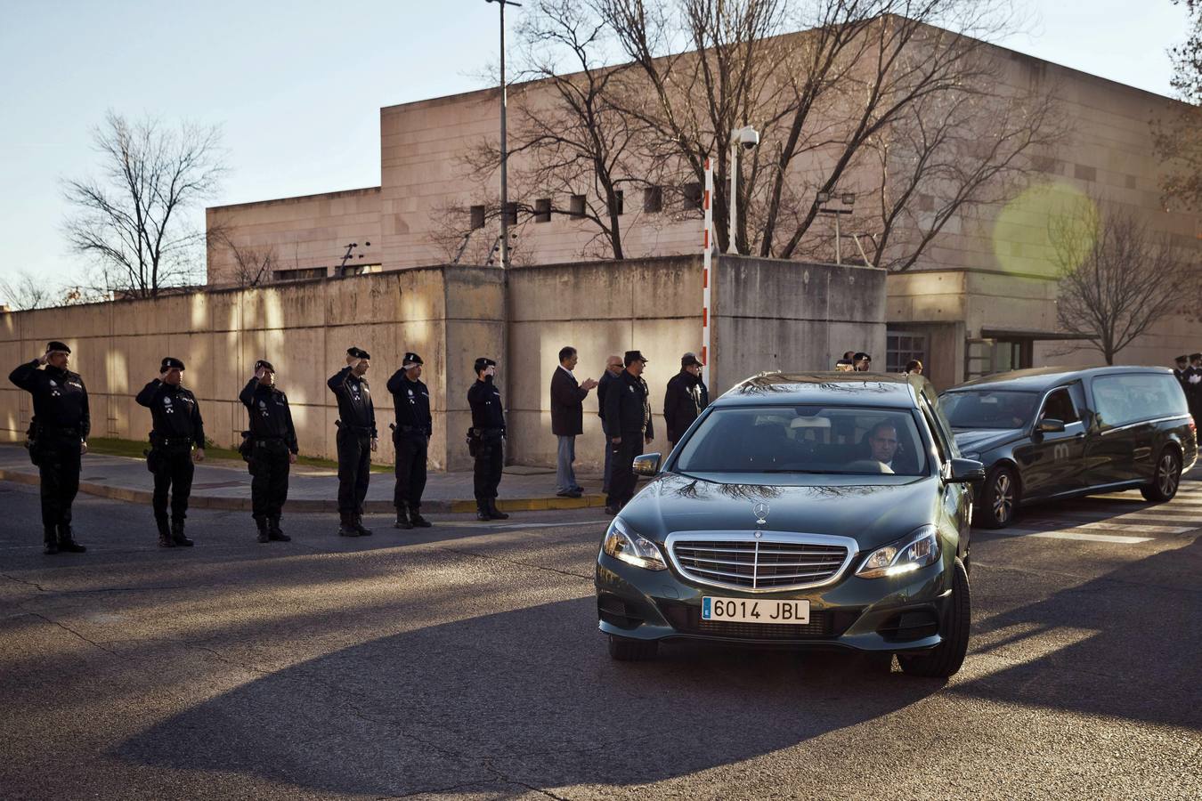 El féretro con los restos mortales del agente abandona el complejo policial donde se ha celebrado el funeral.