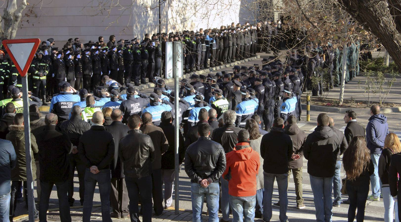 Decenas de agentes han asistido al multitudinario funeral por el agente fallecido.