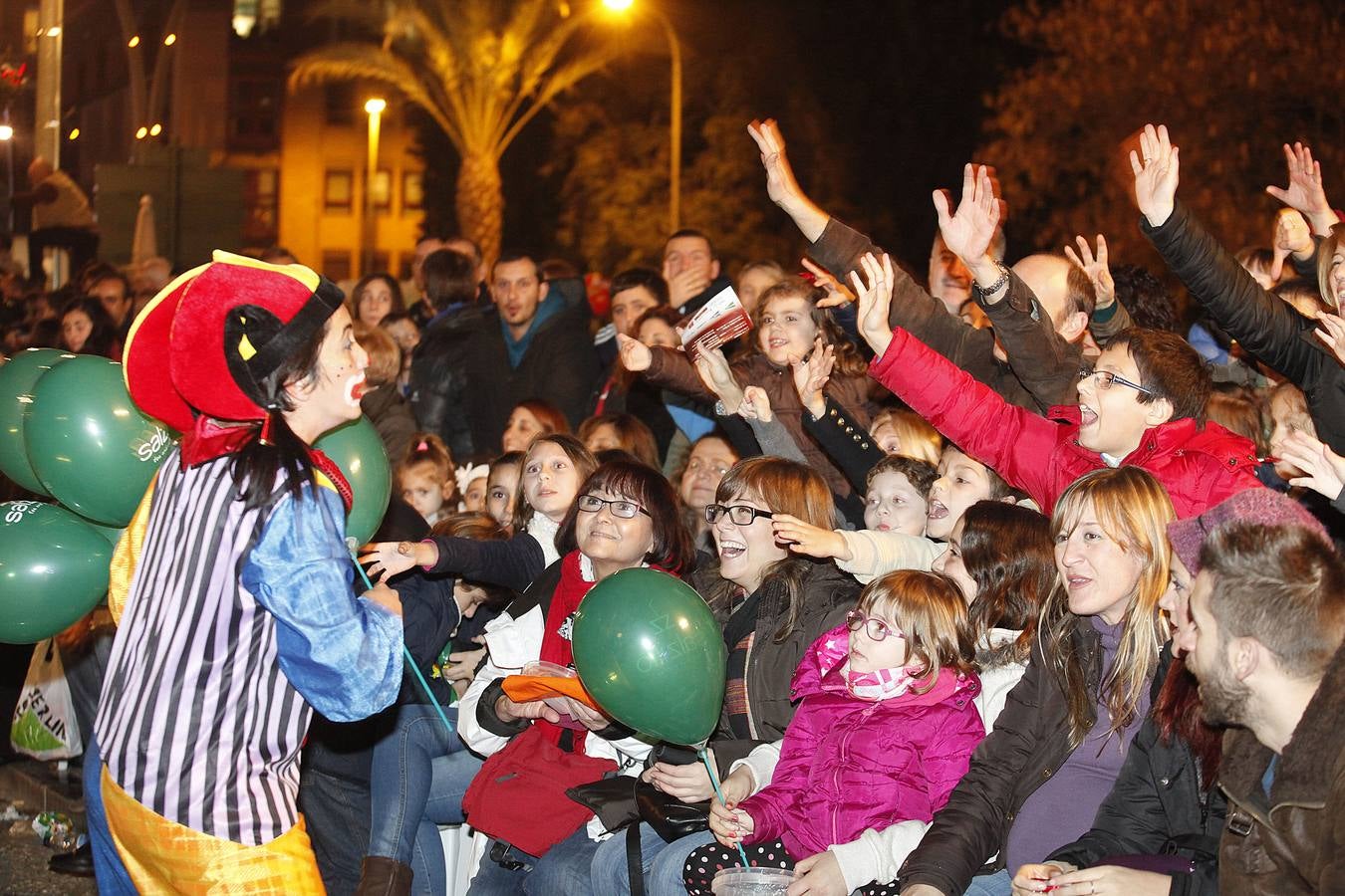 Miles de niños llenan el centro de Murcia para ver la Cabalgata de los Reyes Magos