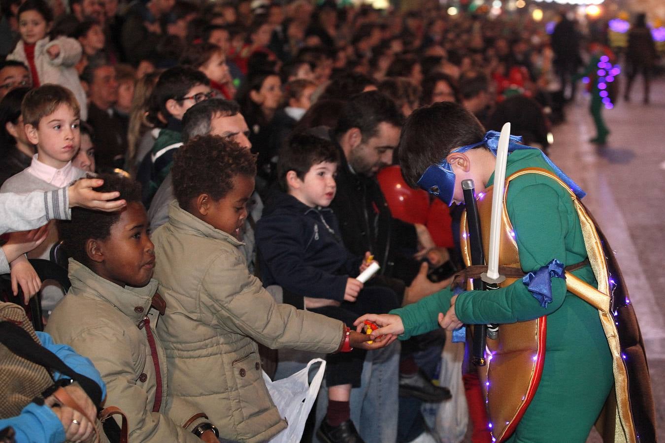 Miles de niños llenan el centro de Murcia para ver la Cabalgata de los Reyes Magos