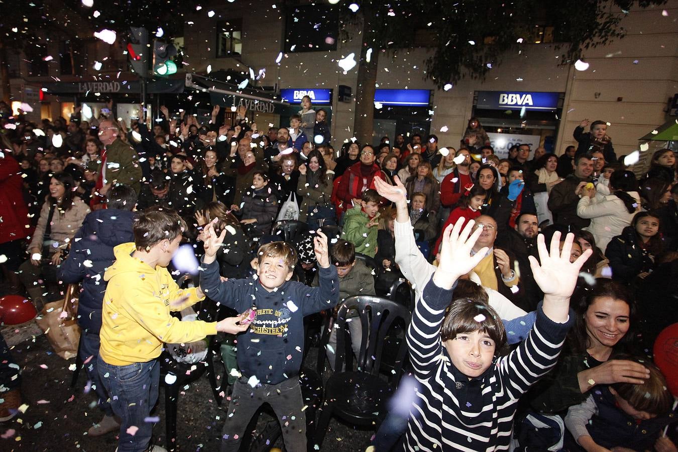 Miles de niños llenan el centro de Murcia para ver la Cabalgata de los Reyes Magos