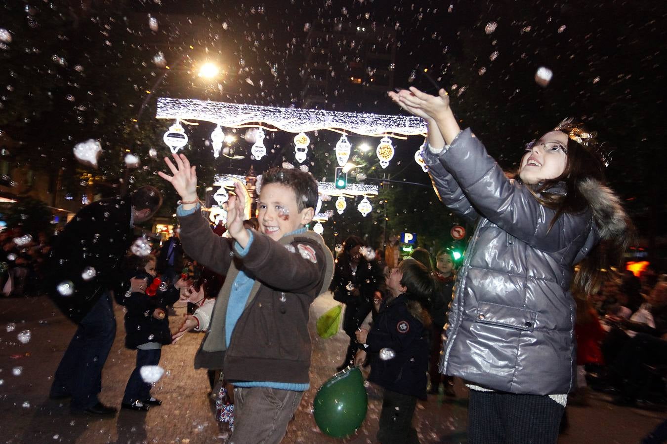 Miles de niños llenan el centro de Murcia para ver la Cabalgata de los Reyes Magos