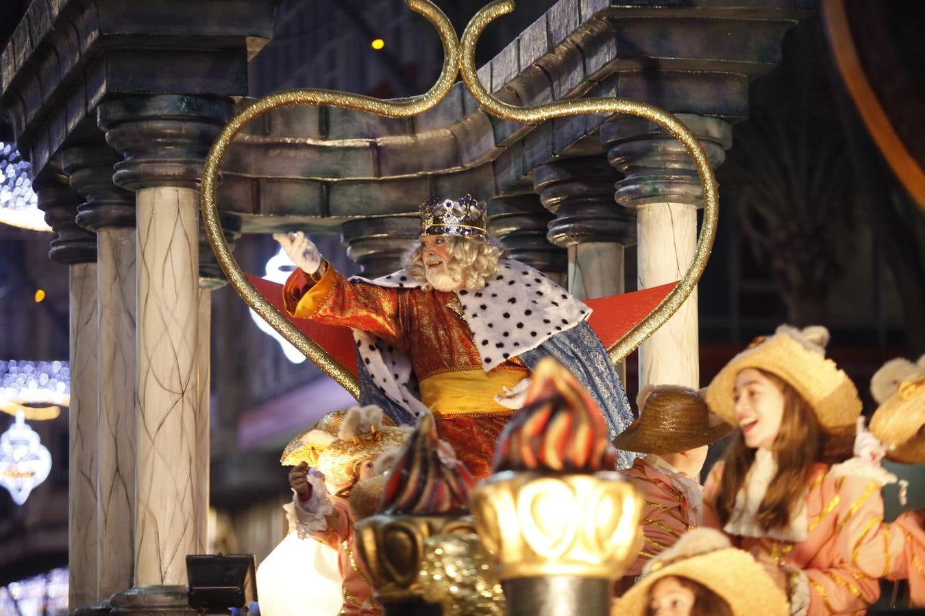 Miles de niños llenan el centro de Murcia para ver la Cabalgata de los Reyes Magos