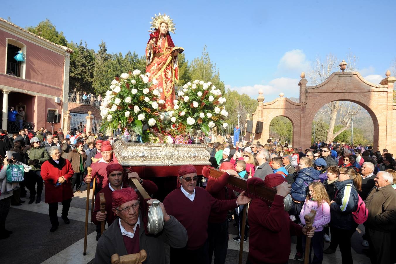 Santa Eulalia regresa a su ermita junto a 13.000 personas