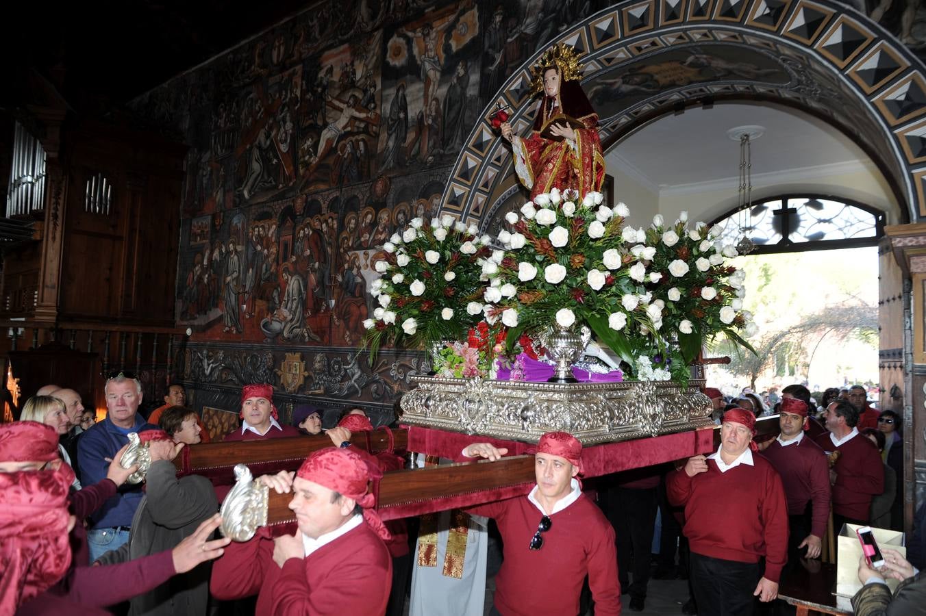 Santa Eulalia regresa a su ermita junto a 13.000 personas