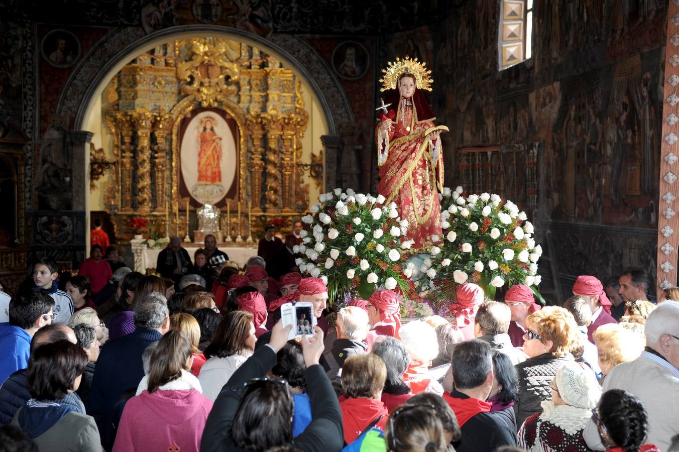 Santa Eulalia regresa a su ermita junto a 13.000 personas