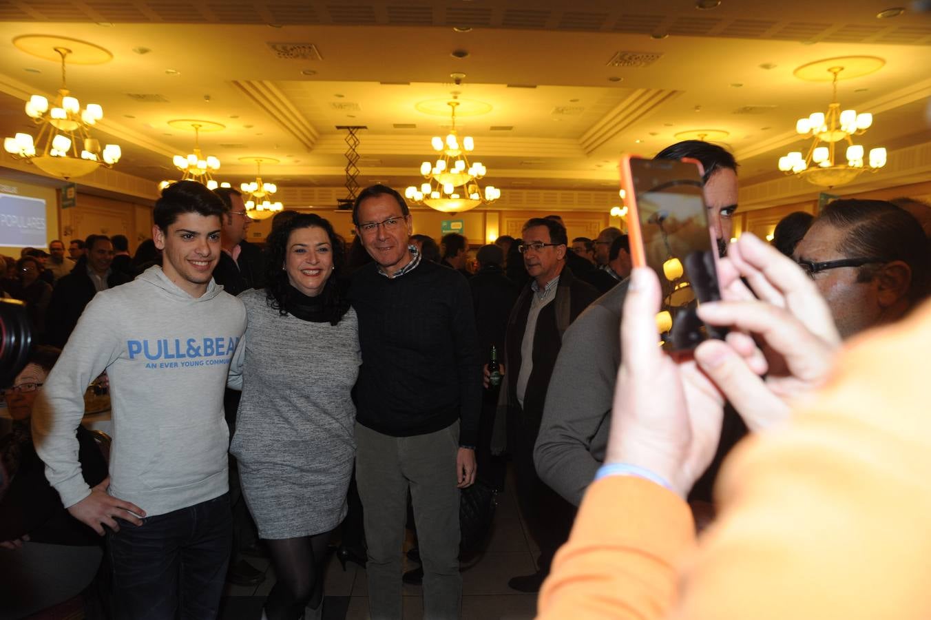 Los asistentes al acto electoral del PP arropan a Cámara en el primer mitin de la precampaña