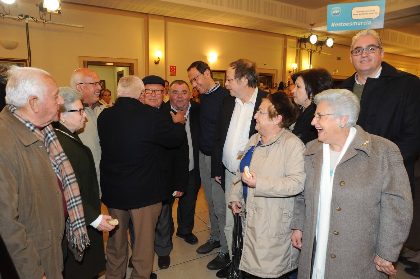 Los asistentes al acto electoral del PP arropan a Cámara en el primer mitin de la precampaña