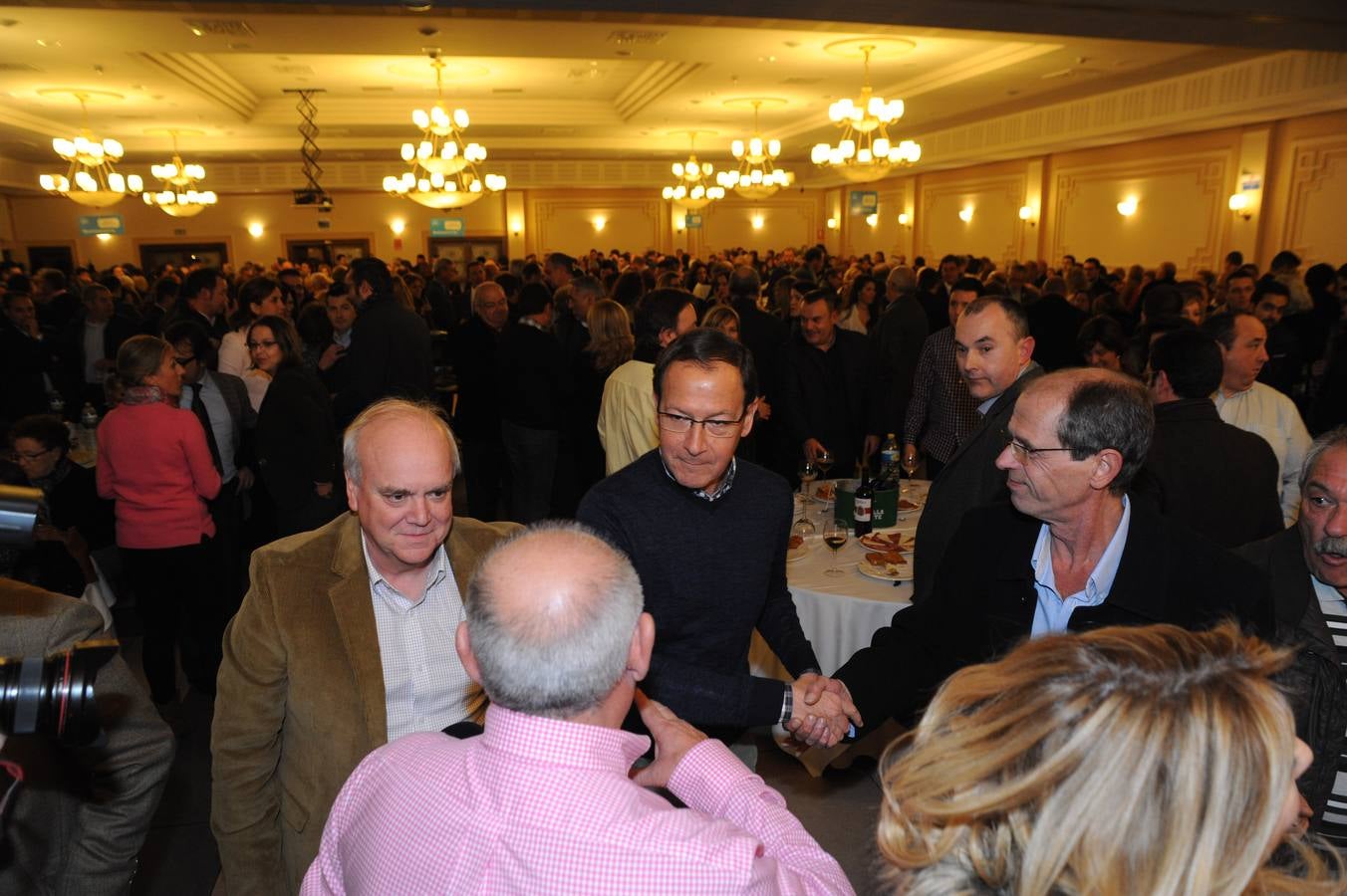Los asistentes al acto electoral del PP arropan a Cámara en el primer mitin de la precampaña