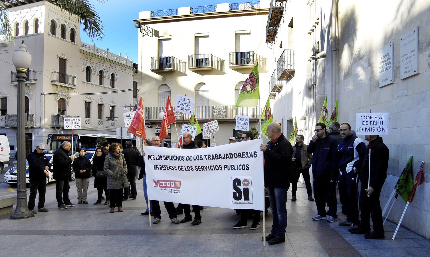 Concentración de funcionarios durante el pleno de Elche