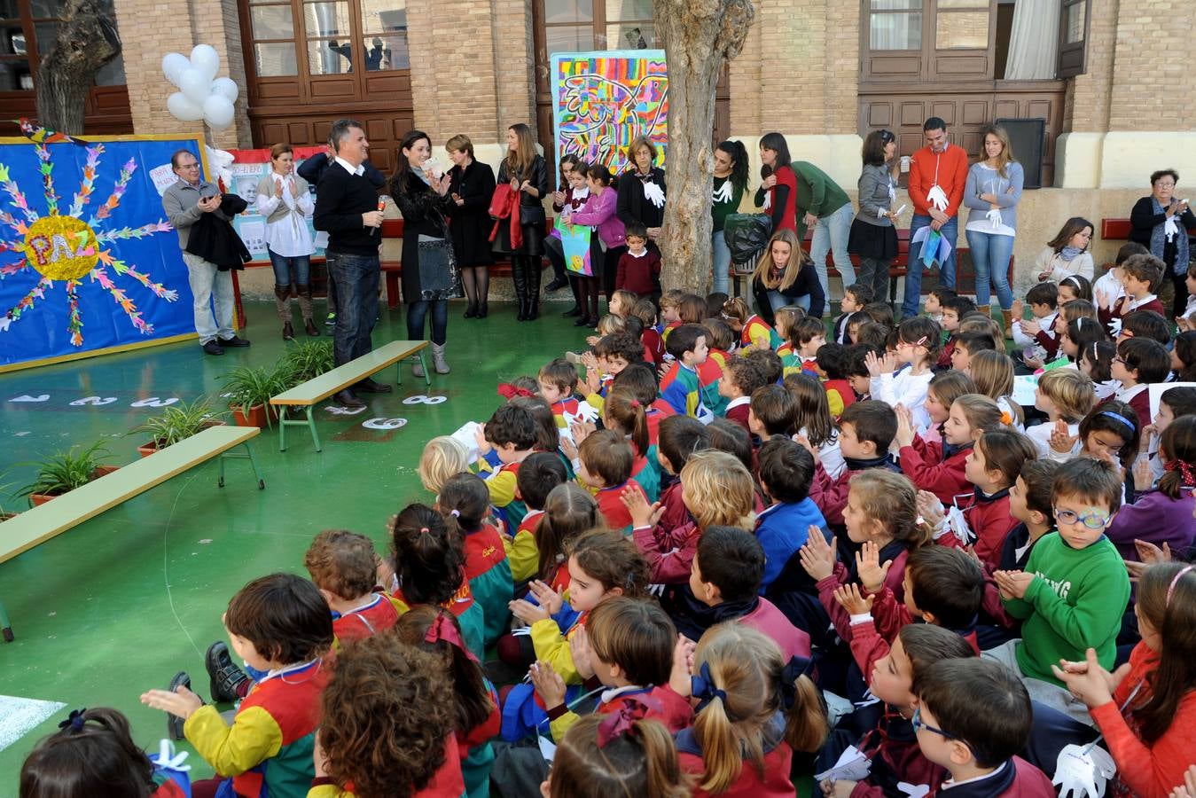 Suelta de globos a favor de la paz