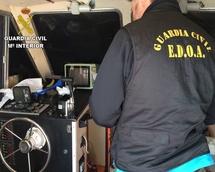 La Guardia Civil se incauta de 465 kg de cocaína en Pilar de la Horadada. En la operación han sido detenidas 2 personas como presuntos autores de un delito contra la salud pública y se ha intervenido dos vehículos así como numerosa documentación localizada en la embarcación.