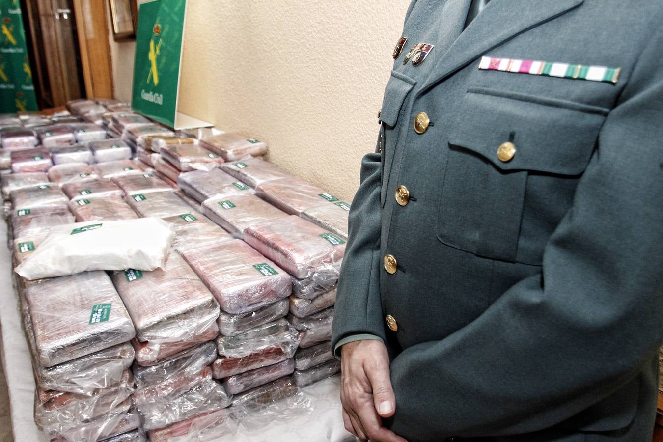 La Guardia Civil se incauta de 465 kg de cocaína en Pilar de la Horadada. Junto con mandos de la Guardia Civil, el delegado del Gobierno en la Comunitat, Serafín Castellano, ha informado hoy de esta última operación antidroga desarrollada en la provincia de Alicante