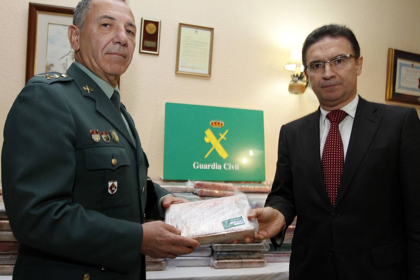 La Guardia Civil se incauta de 465 kg de cocaína en Pilar de la Horadada. Junto con mandos de la Guardia Civil, el delegado del Gobierno en la Comunitat, Serafín Castellano, ha informado hoy de esta última operación antidroga desarrollada en la provincia de Alicante