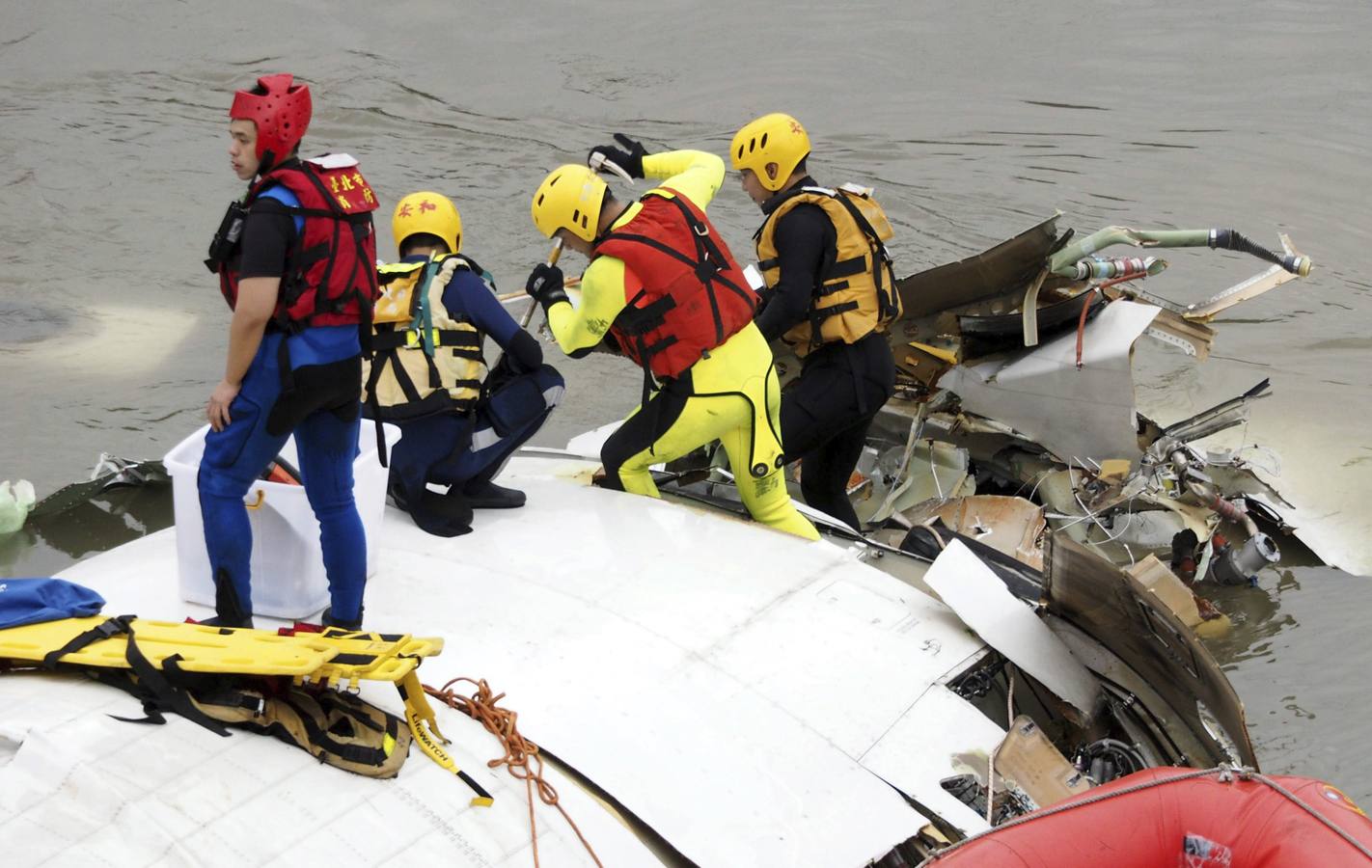 Se estrella un avión con 58 ocupantes en un río de Taiwán. El avión, un ATR-72, cubría el trayecto entre Taipei y Jinmen y se precipitó al río Jilong tras golpear un viaducto. Los servicios de emergencias trabajn en el lugar del impacto buscando supervivientes y atendiendo a los heridos.